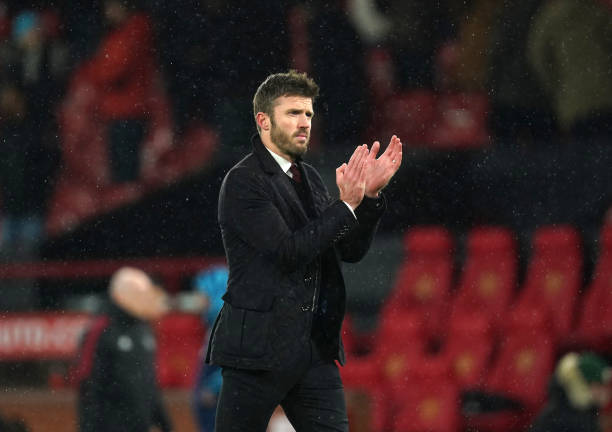 Michael Carrick vỗ tay chỉ đạo trận đấu bóng đá.